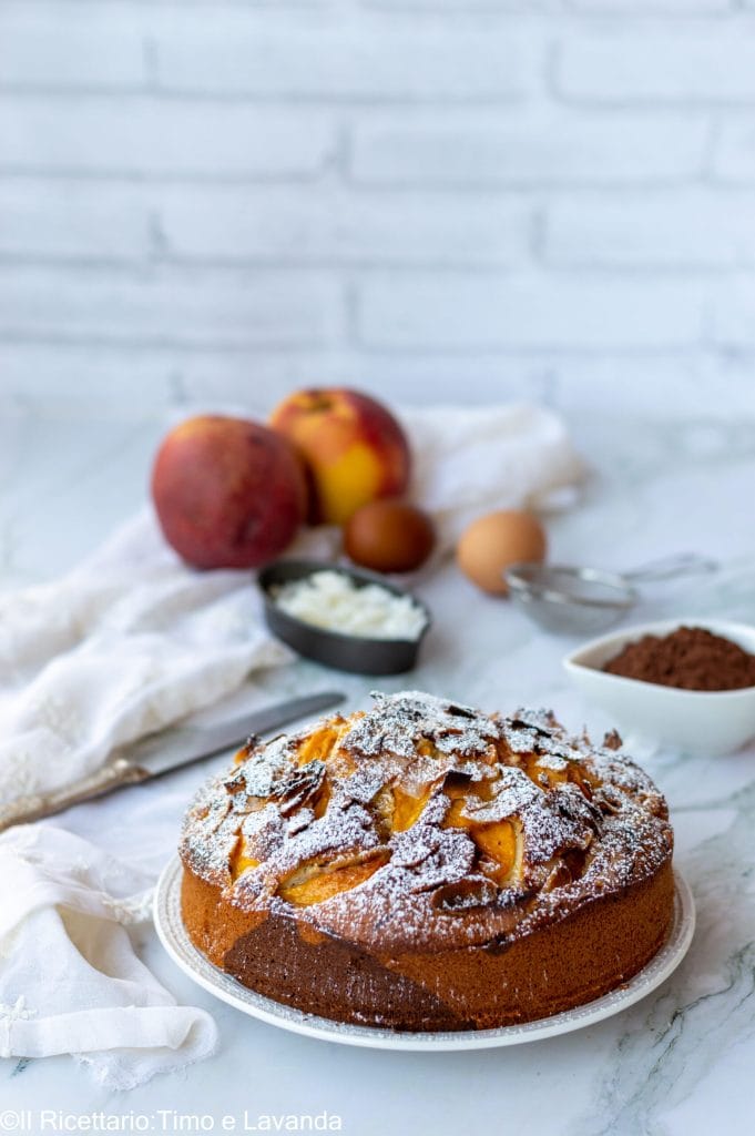 GÂTEAU MARBRÉ AU CACAO AVEC DES PÊCHES