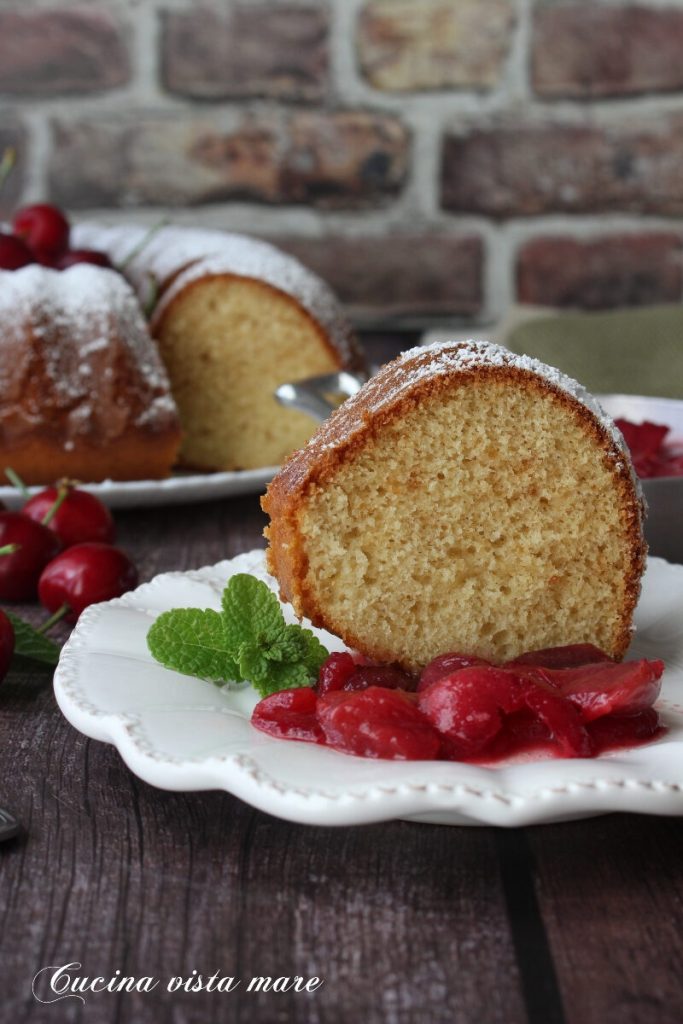 Gâteau à la crème avec cerises épicées Cuisine vue sur mer