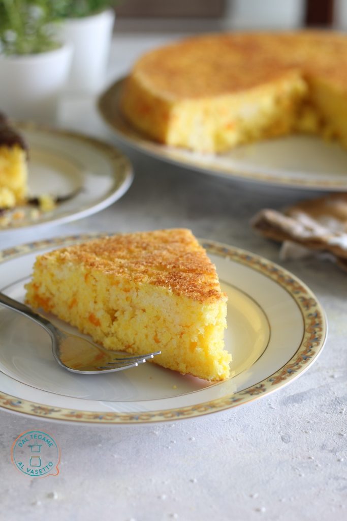 tranche de gâteau à l'orange avec des oranges mixées entières et ajoutées à la pâte, appelé pan d'arancio et cuit au micro-ondes avec la fonction Crisp