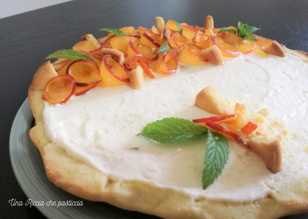détail gâteau froid ricotta et pêche