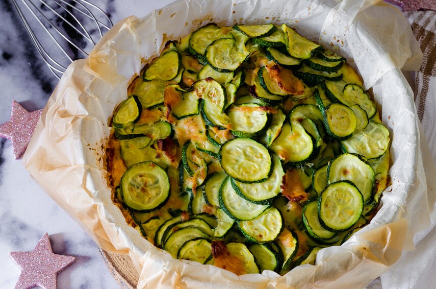 Gâteau invisible aux courgettes et au saumon, recette gourmande, savoureuse et crémeuse