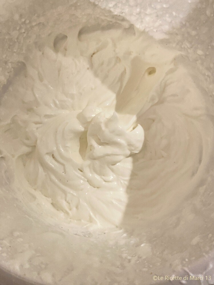 Gâteau mimosa à l'ananas caramélisé.