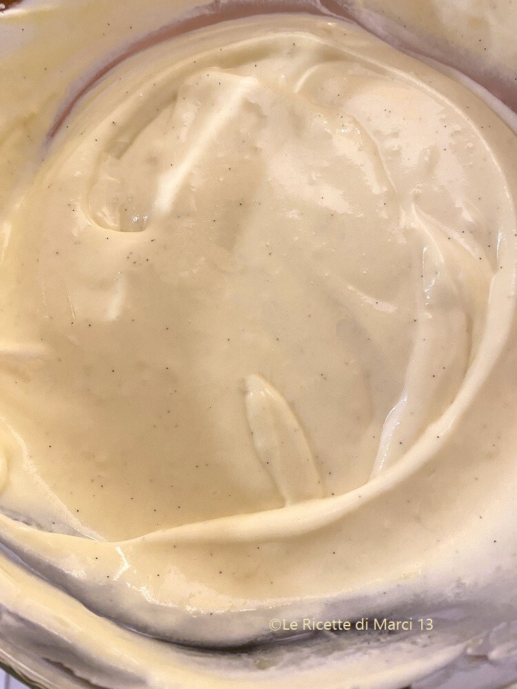 Gâteau mimosa à l'ananas caramélisé.