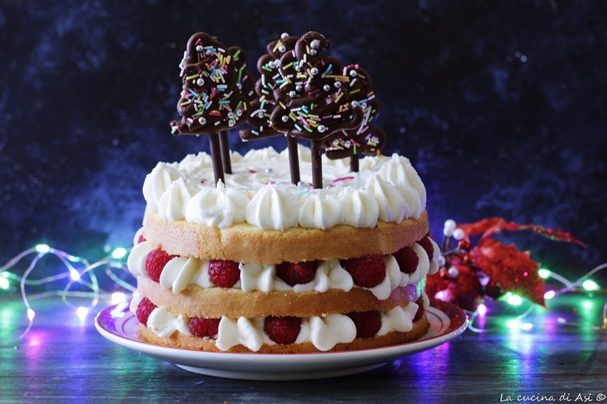 Gâteau farci en couches avec des framboises