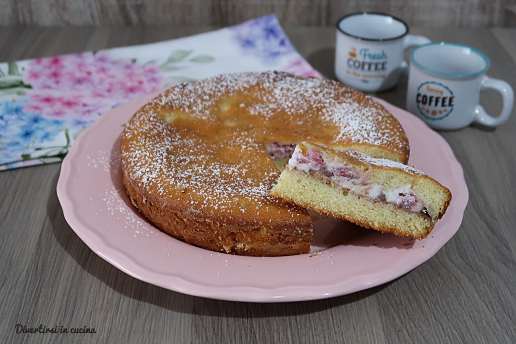 Gâteau versé à la ricotta et aux fraises