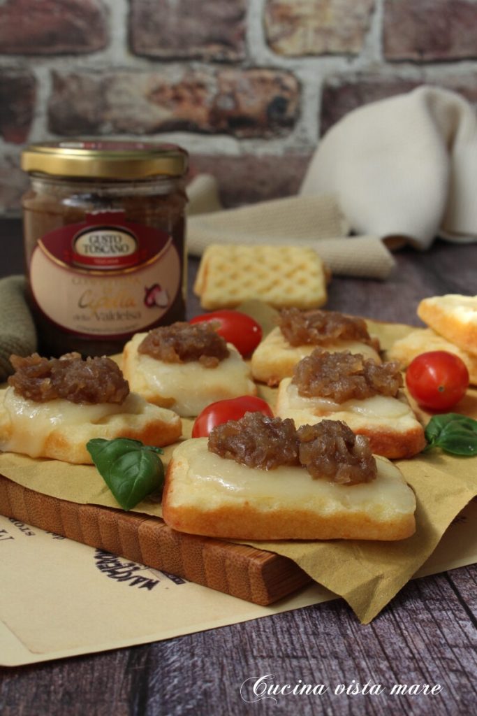 Gaufres avec asiago et confiture d'oignon Cuisine vue mer