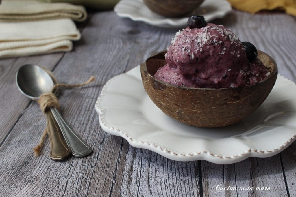 Glace astucieuse coco et myrtilles Cuisine vue sur mer