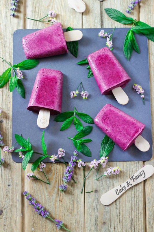 Glace aux myrtilles et à la crème