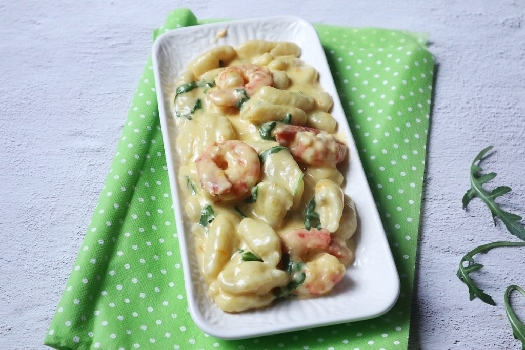 Gnocchi à l'orange avec crevettes et roquette