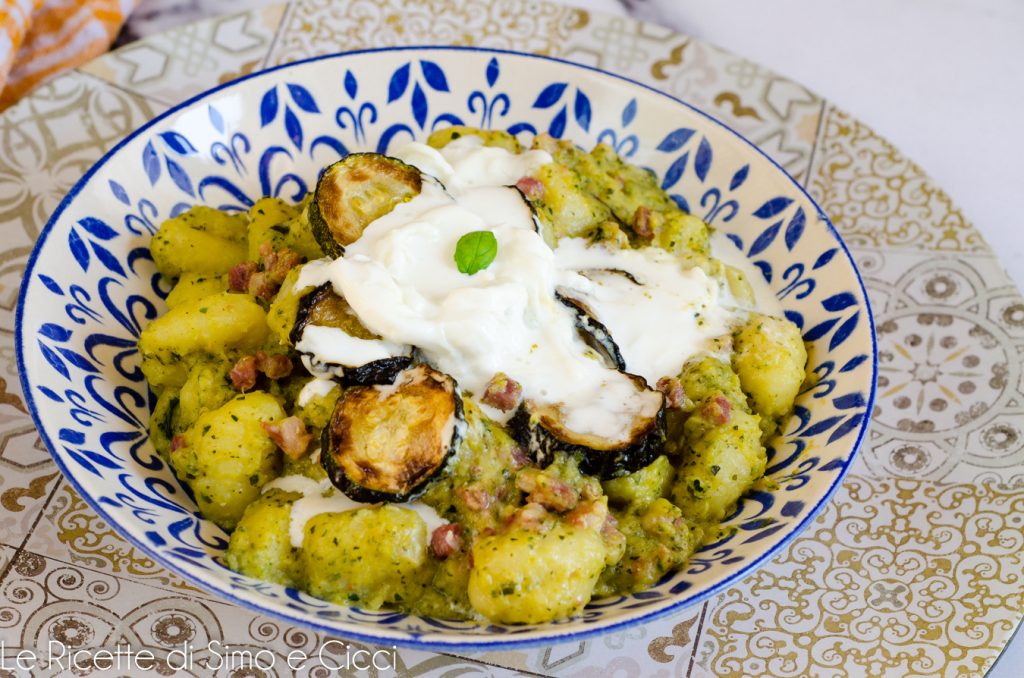 Gnocchis avec crème de courgettes, lardons et stracciatella