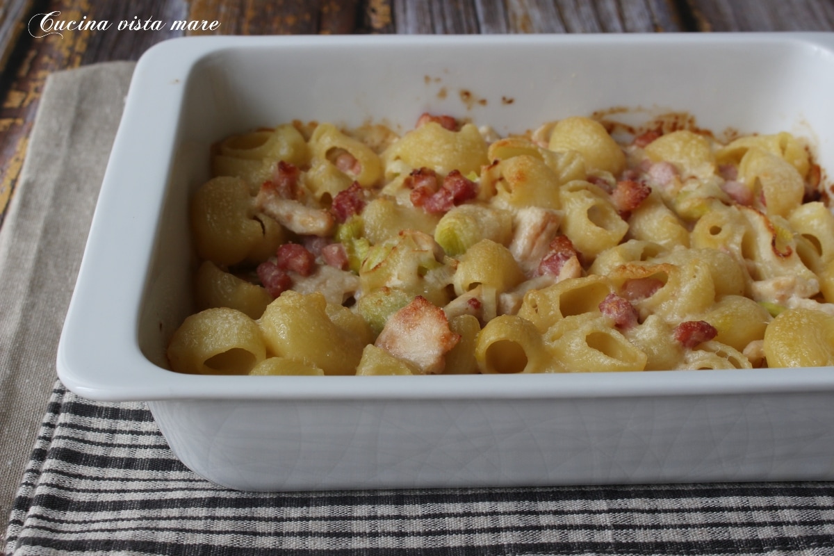 Gratin de pâtes au poulet, poireaux et lardons