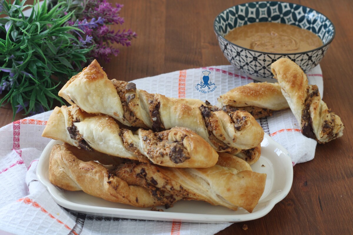 Gressins de pâte feuilletée avec crème d’arachides et chocolat