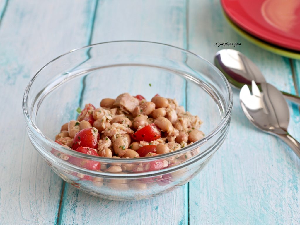 Haricots et thon avec des tomates cerises