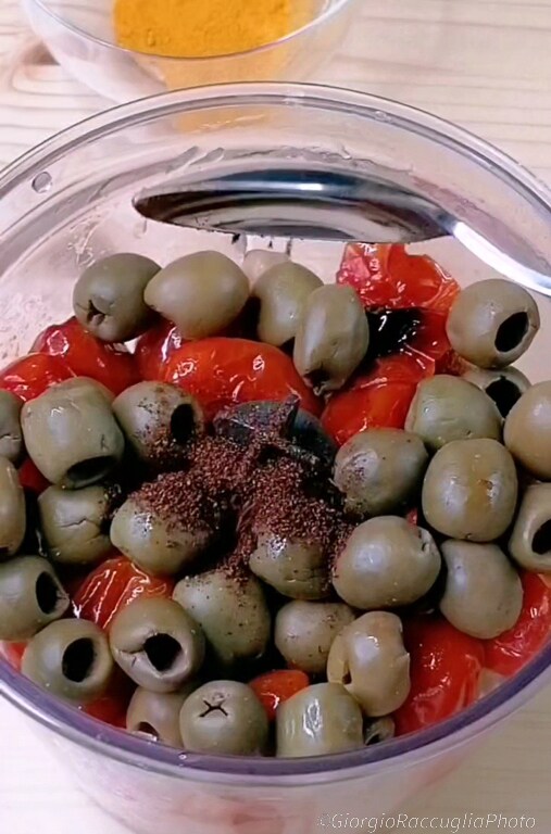 Houmous avec tomates cerises et olives
