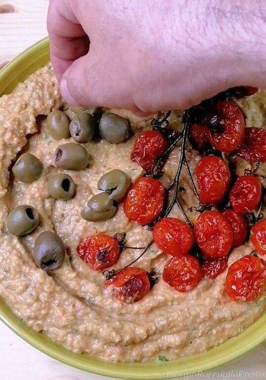 Houmous avec tomates cerises et olives