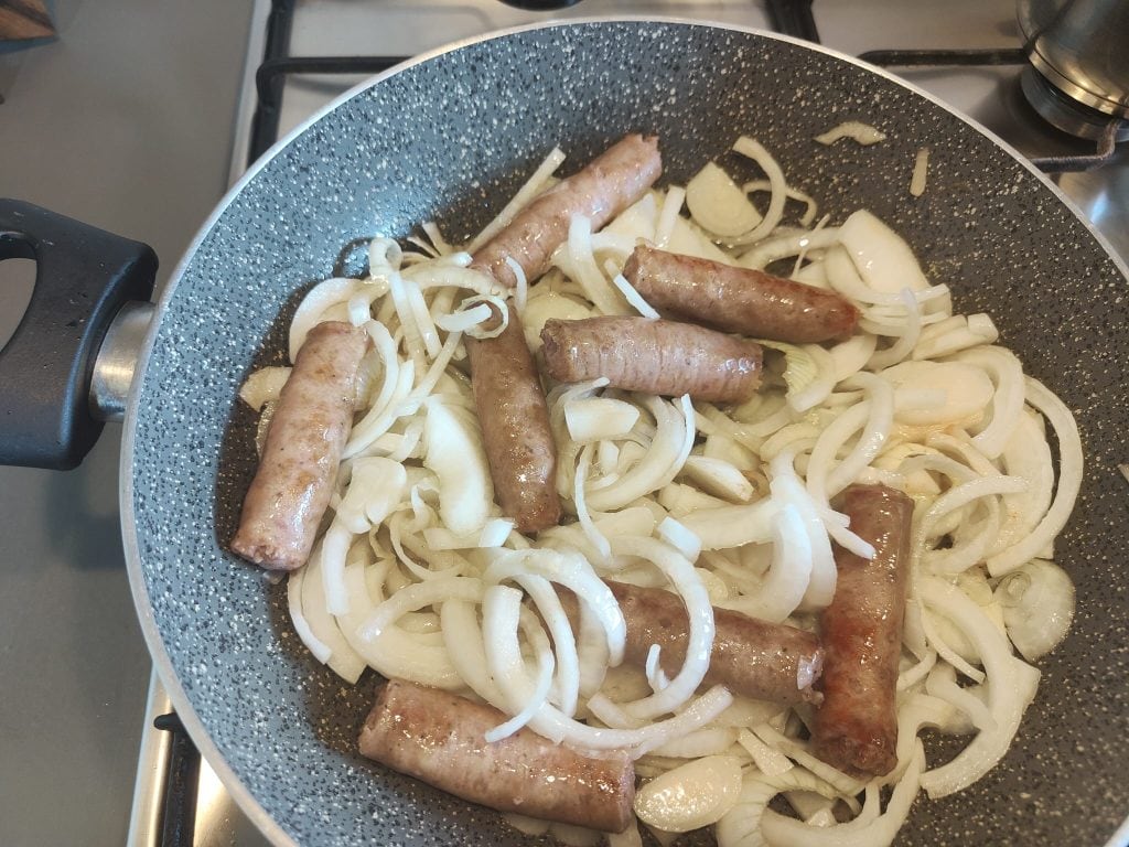 Saucisse aux oignons avec des aromates à la poêle