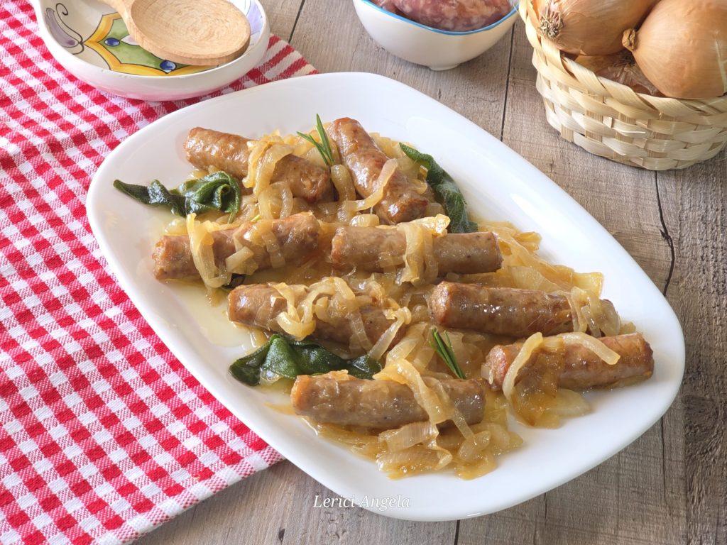 Saucisse aux oignons avec des aromates à la poêle