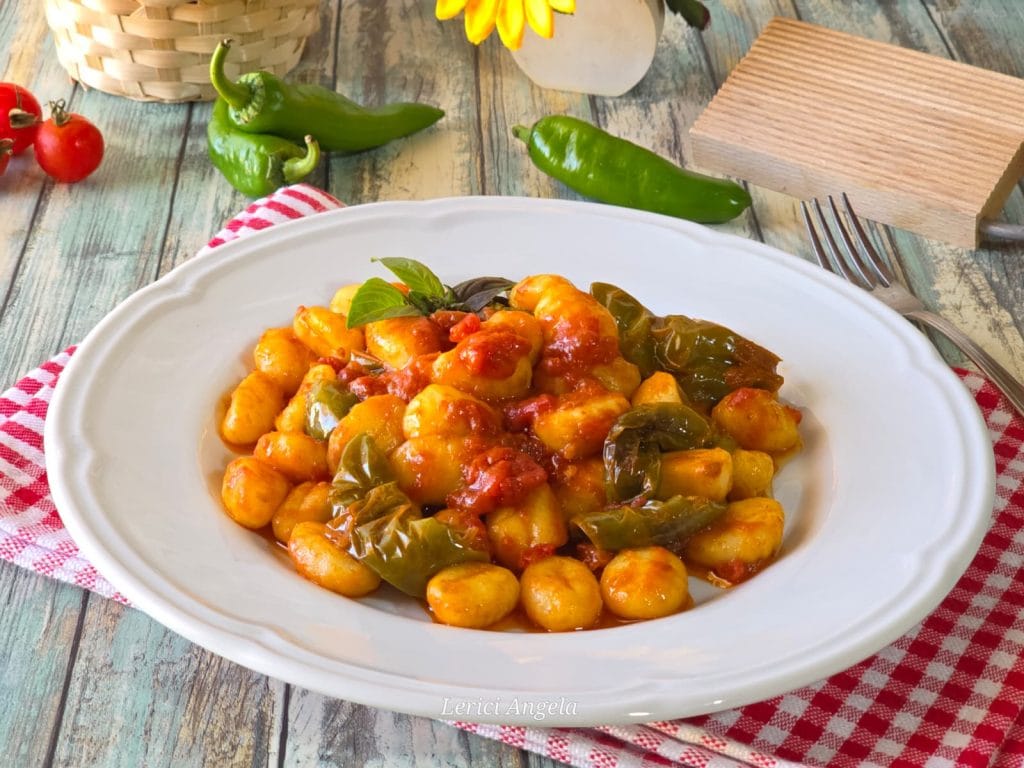 Gnocchi de pommes de terre à la tomate et aux friggitelli