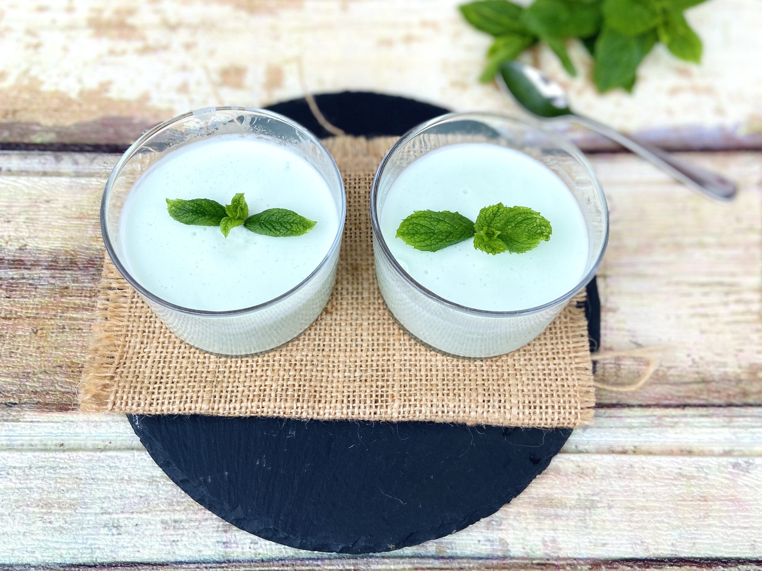 Crème au lait et à la menthe