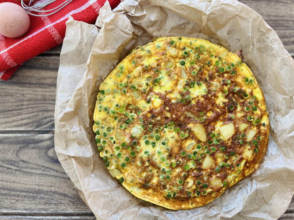 Omelette avec speck, pommes de terre et petits pois