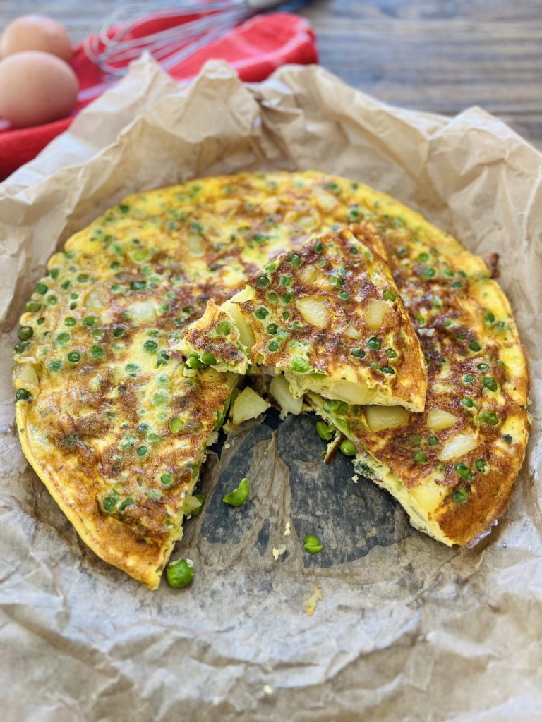 Omelette avec speck, pommes de terre et petits pois
