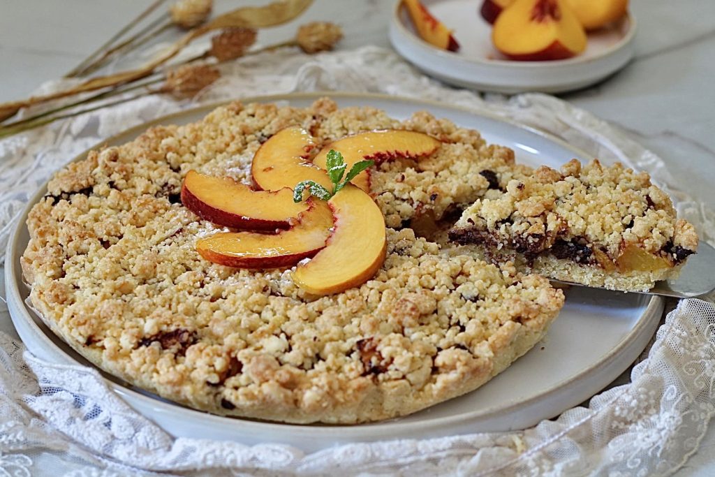 Crumble de pêches et chocolat, je le prépare en quelques minutes, sans stress et sans remords.