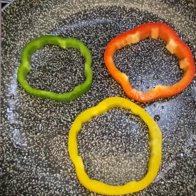 Poivrons en tranches avec œufs fondants