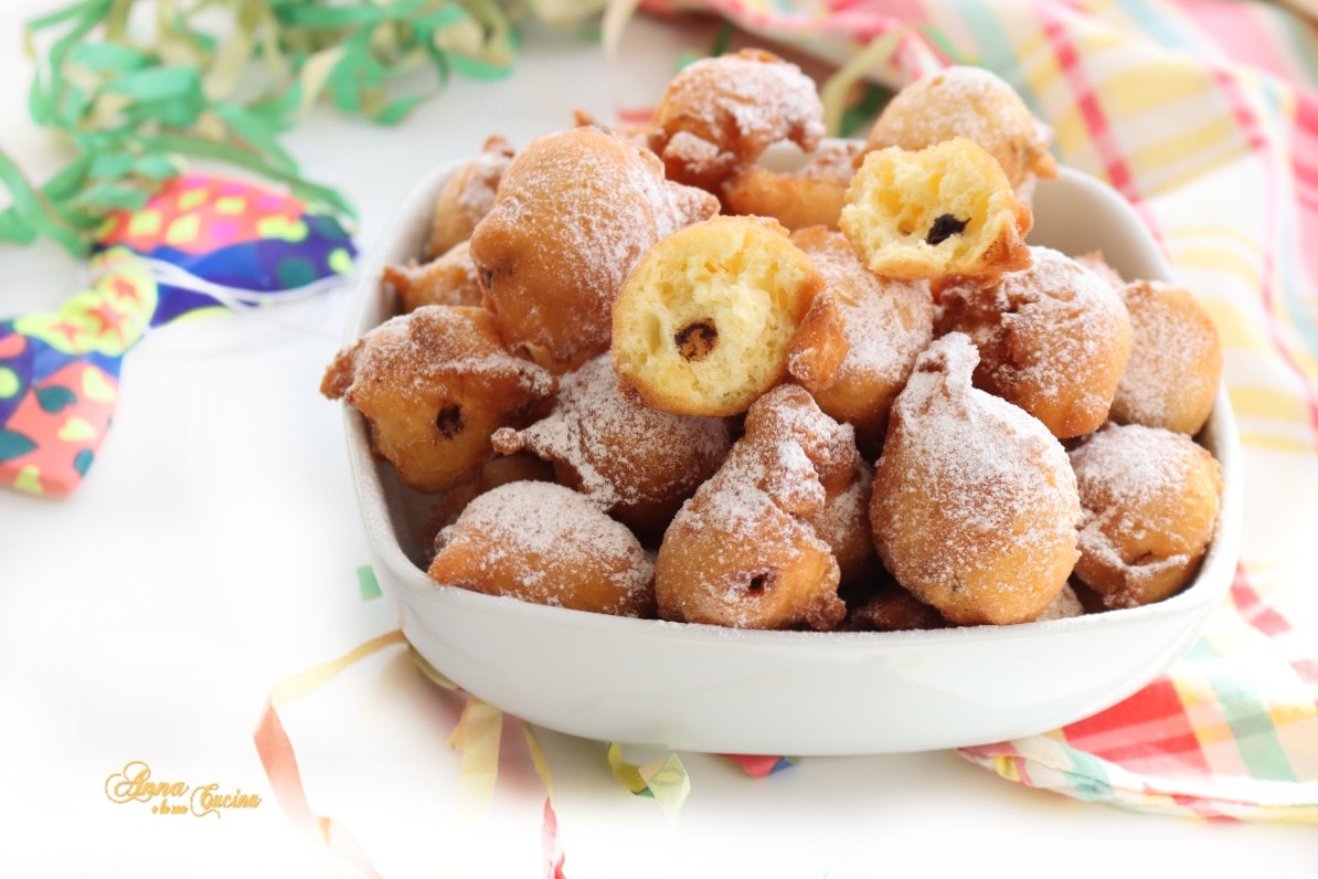Beignets de carnaval avec raisins secs et pépites de chocolat