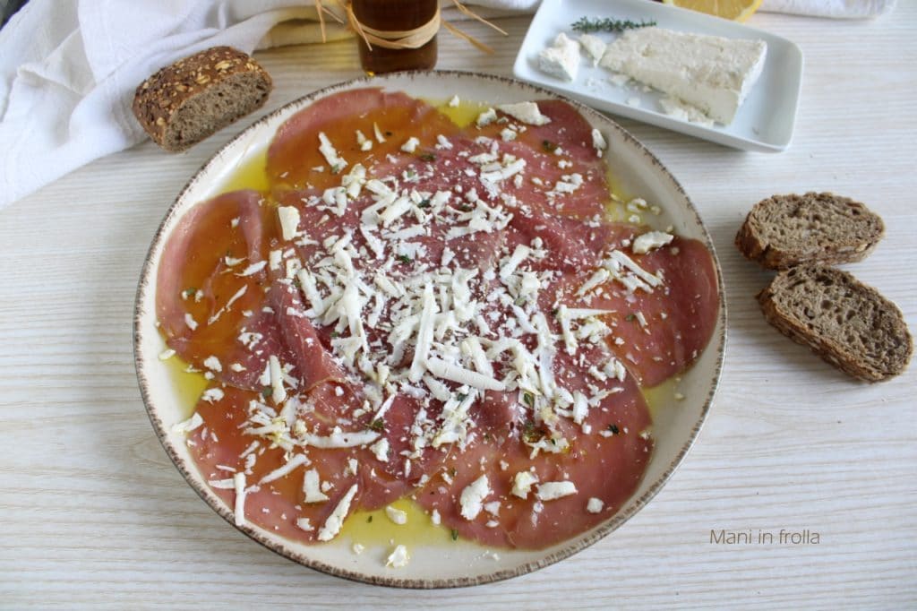 Carpaccio de bœuf fumé avec des copeaux de fromage