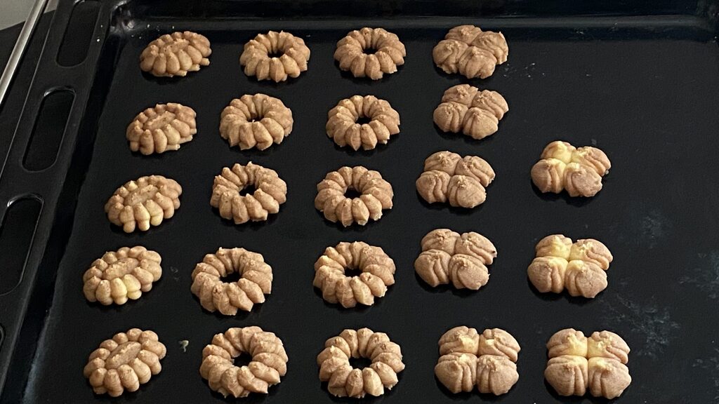Biscuits avec le pistolet à biscuits