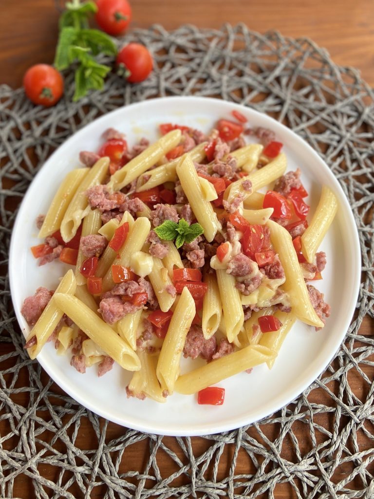 Pâtes froides avec saucisse et poivrons