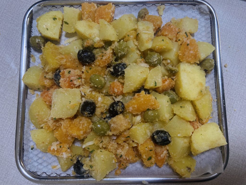 Potiron avec pommes de terre et olives en friteuse à air