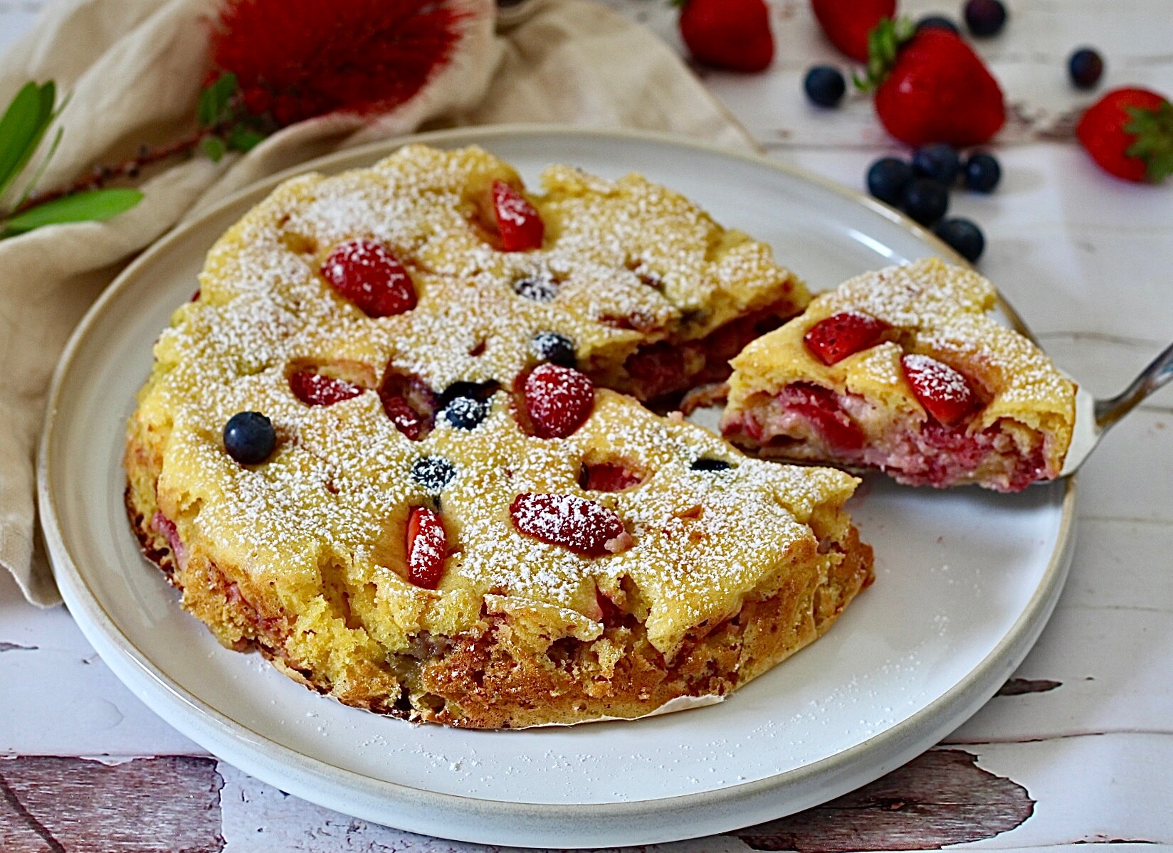 Gâteau moelleux aux fraises et myrtilles
