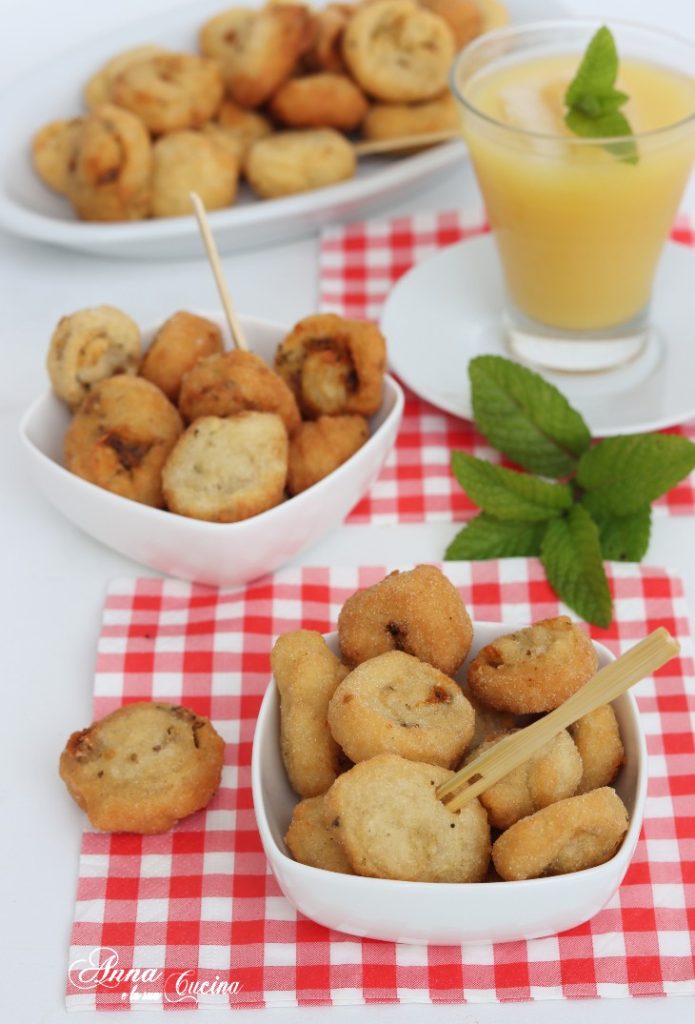 Petits croustillants à l'apéritif avec des anchois et de l'origan