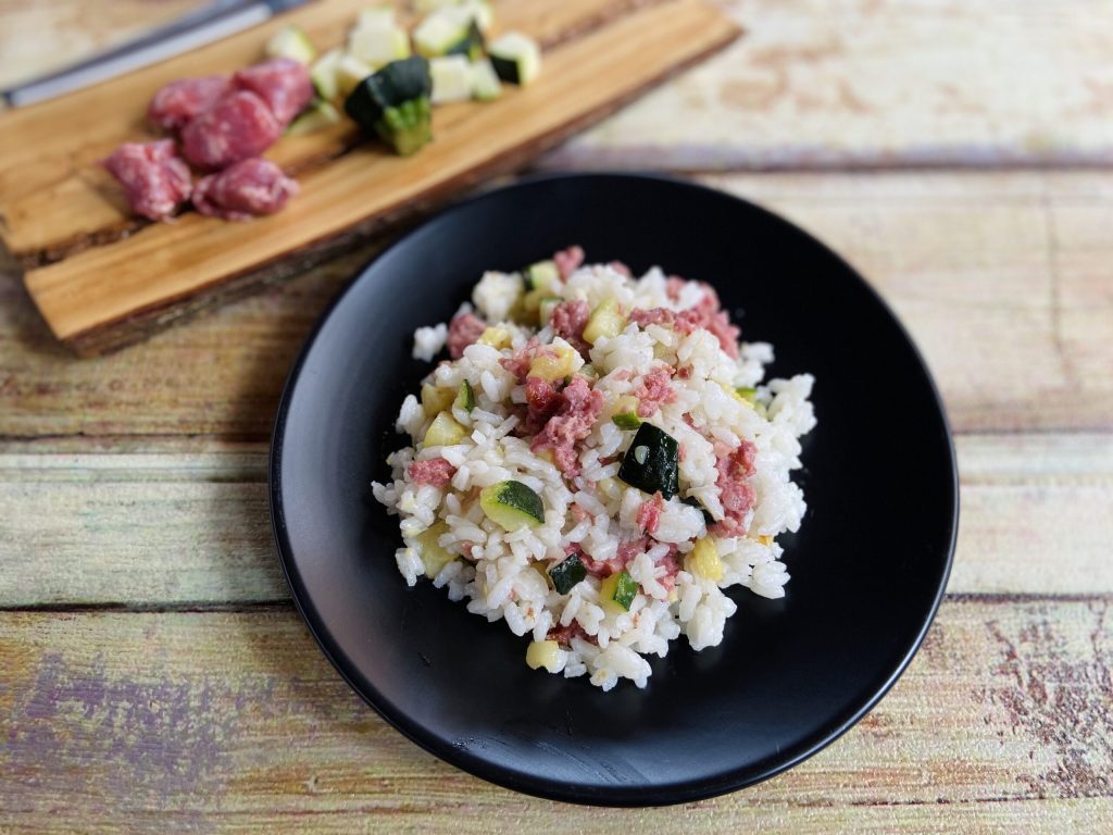 Salade de riz avec courgettes et saucisse