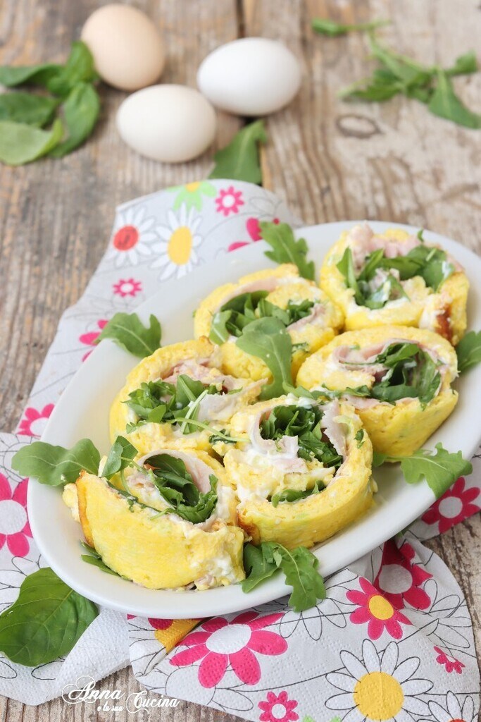 Roulé d'omelette aux courgettes garni de roquette