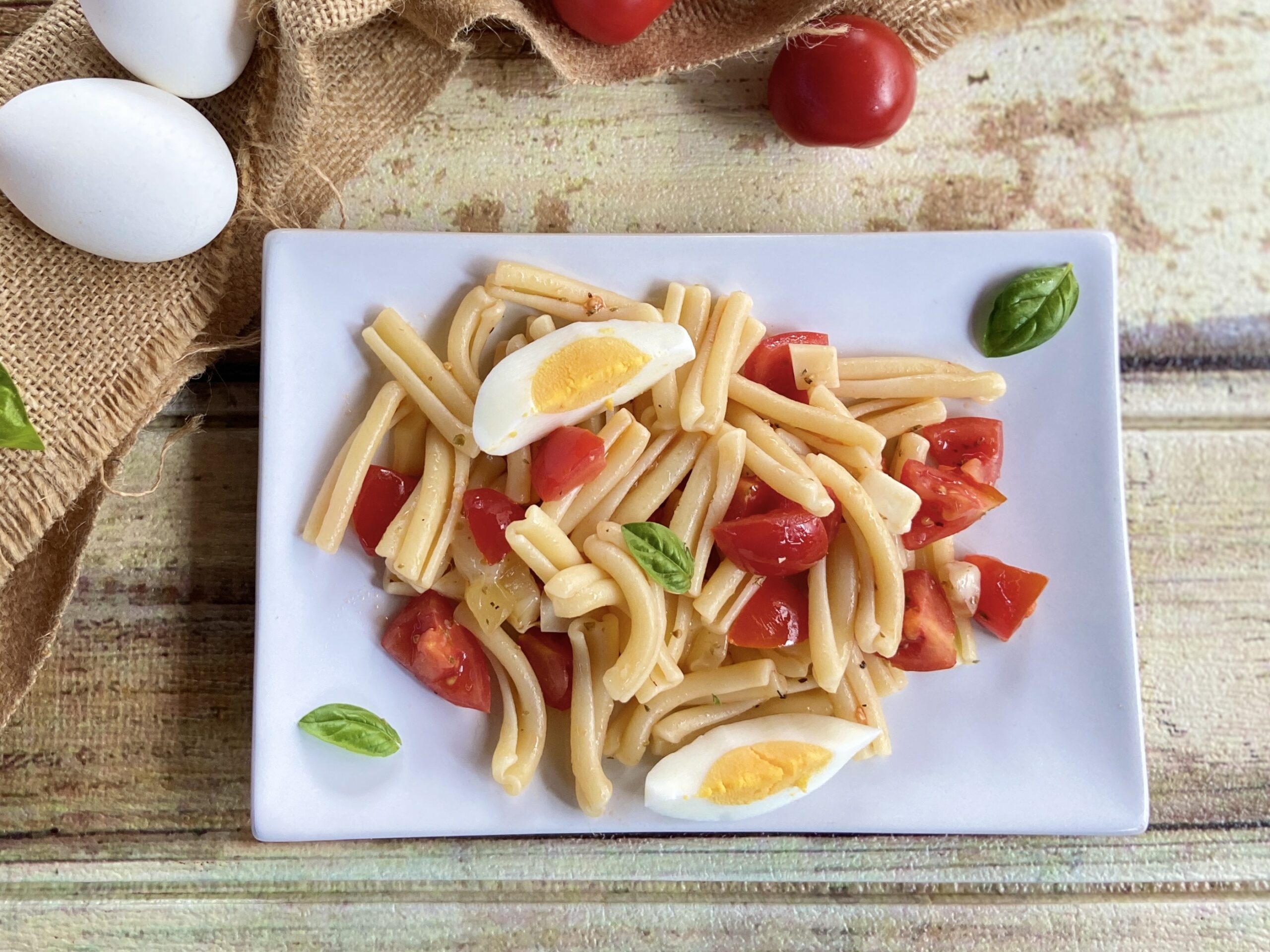 Pâtes froides avec œufs et tomates cerises