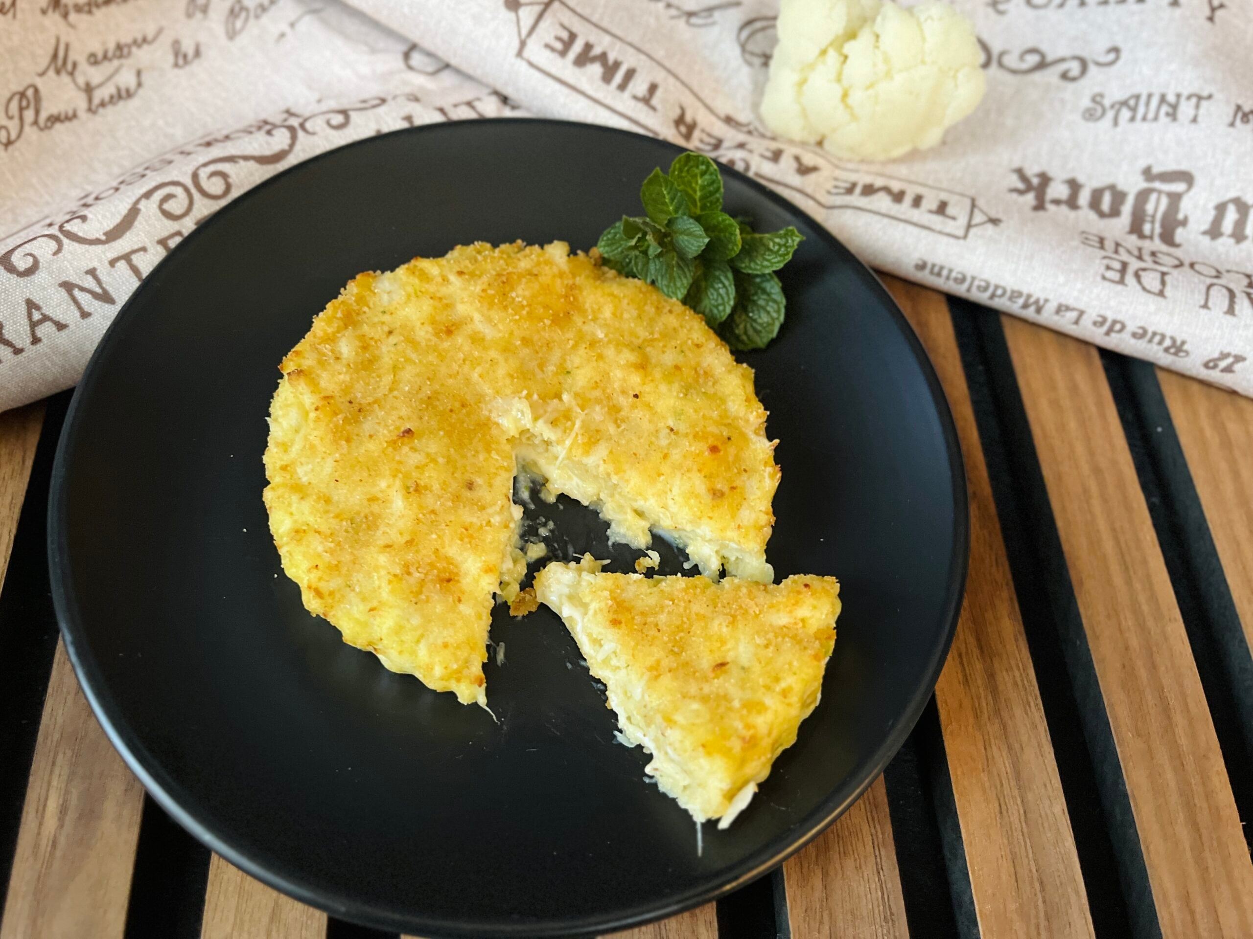 Petits gâteaux salés au chou-fleur et fromage dans la friteuse à air