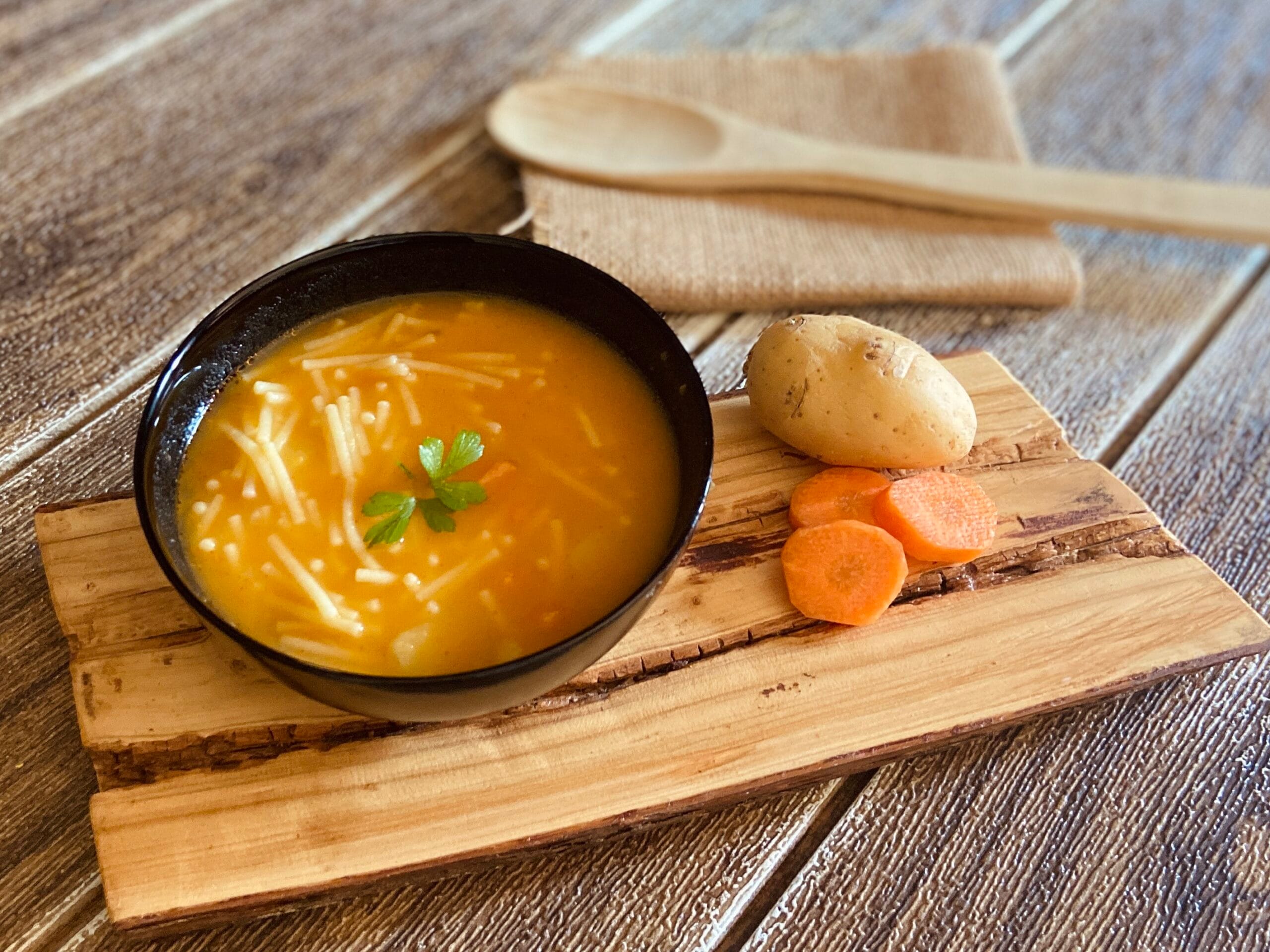 Soupe chaude avec pommes de terre et carottes