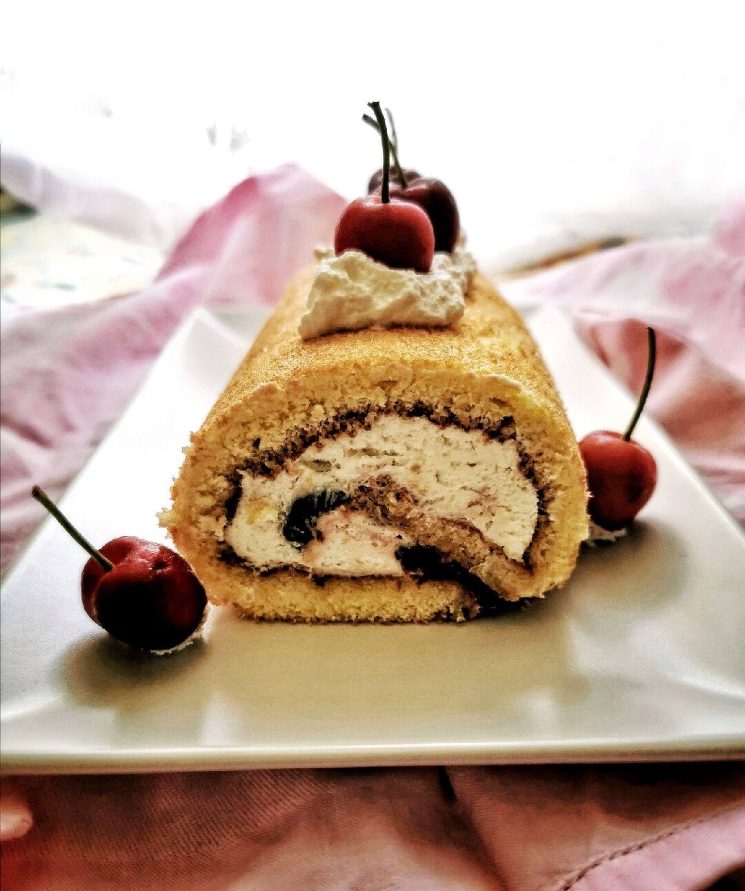 ROULÉ MOELLEUX À LA CRÈME ET AUX CERISES