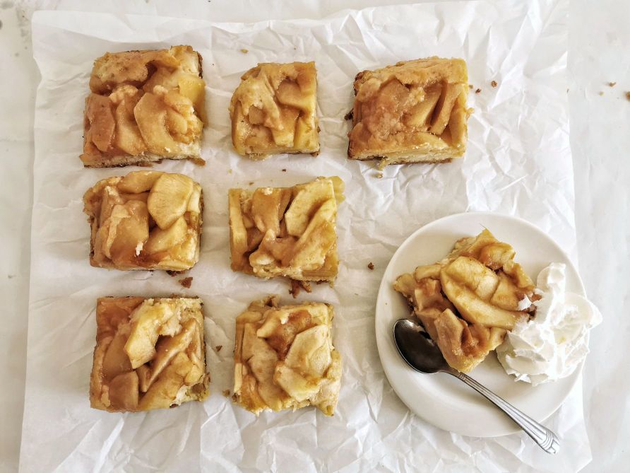 GÂTEAU AUX POMMES RENVERÉ AU CARAMEL