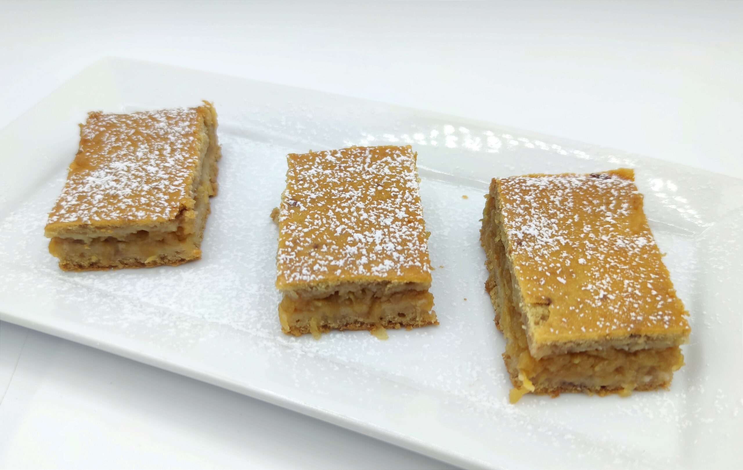 Gâteau avec garniture de pommes et cannelle