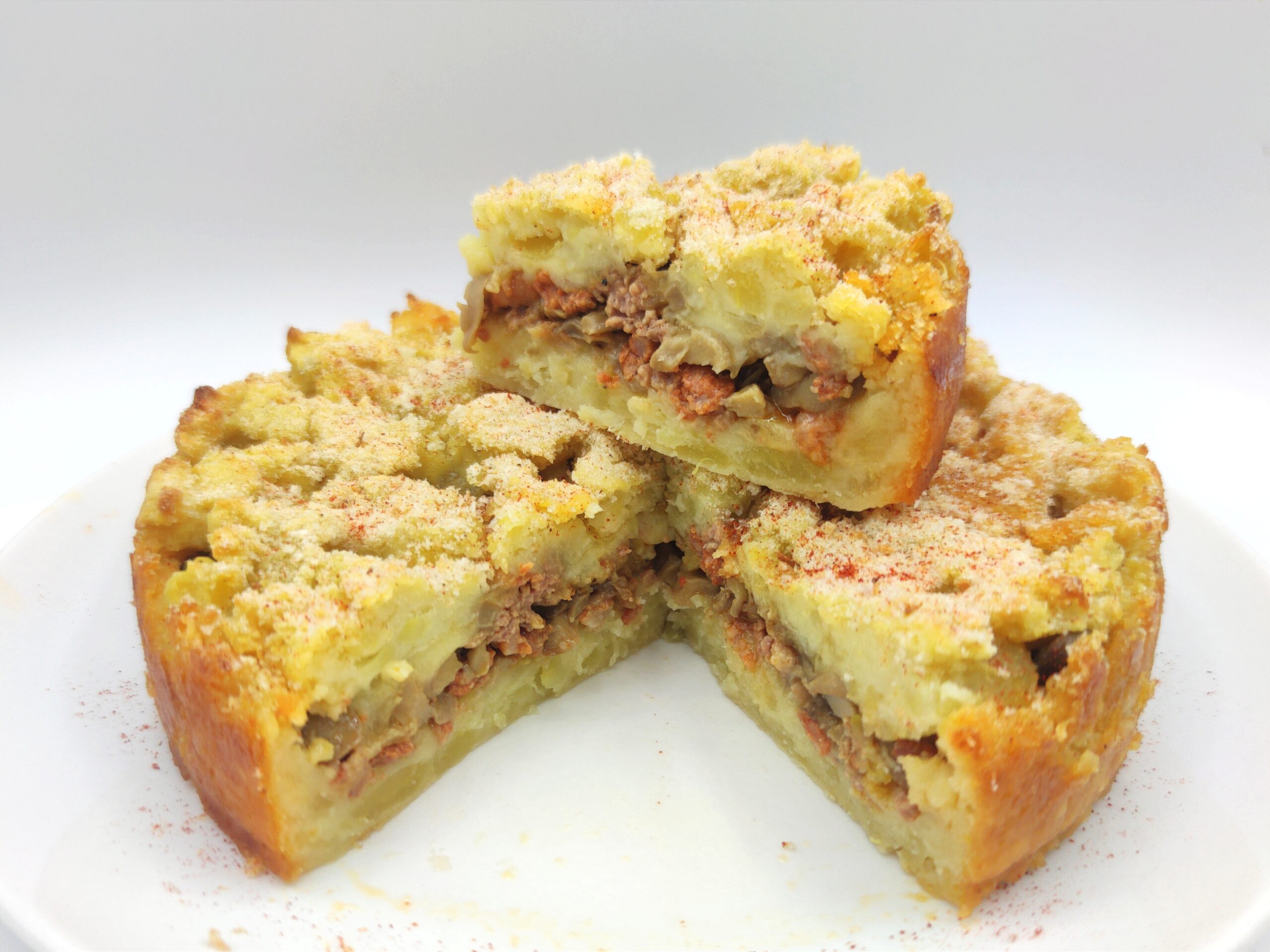 Crumble de pommes de terre avec saucisse et champignons