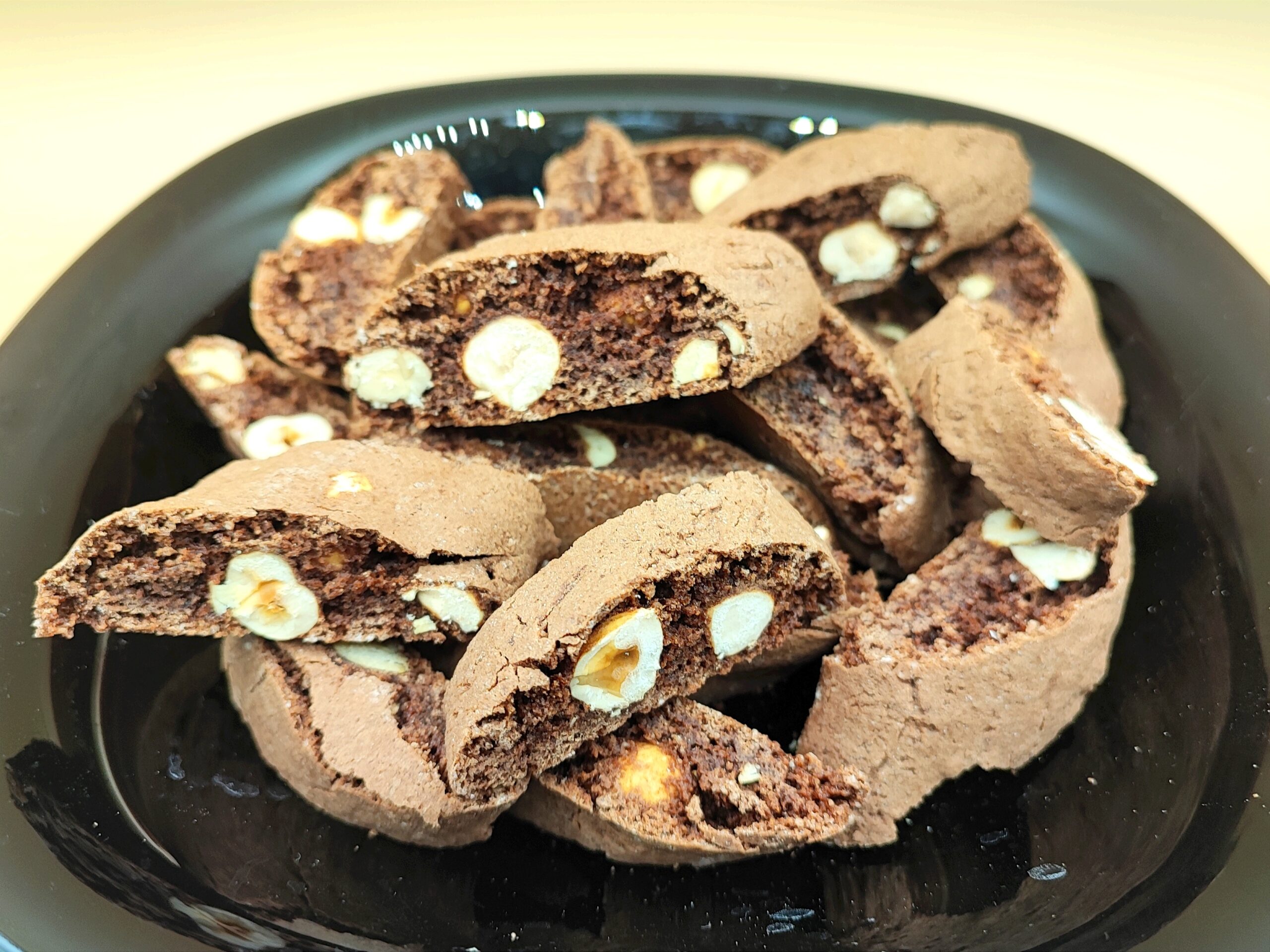 Cantucci au chocolat avec des noisettes croquantes