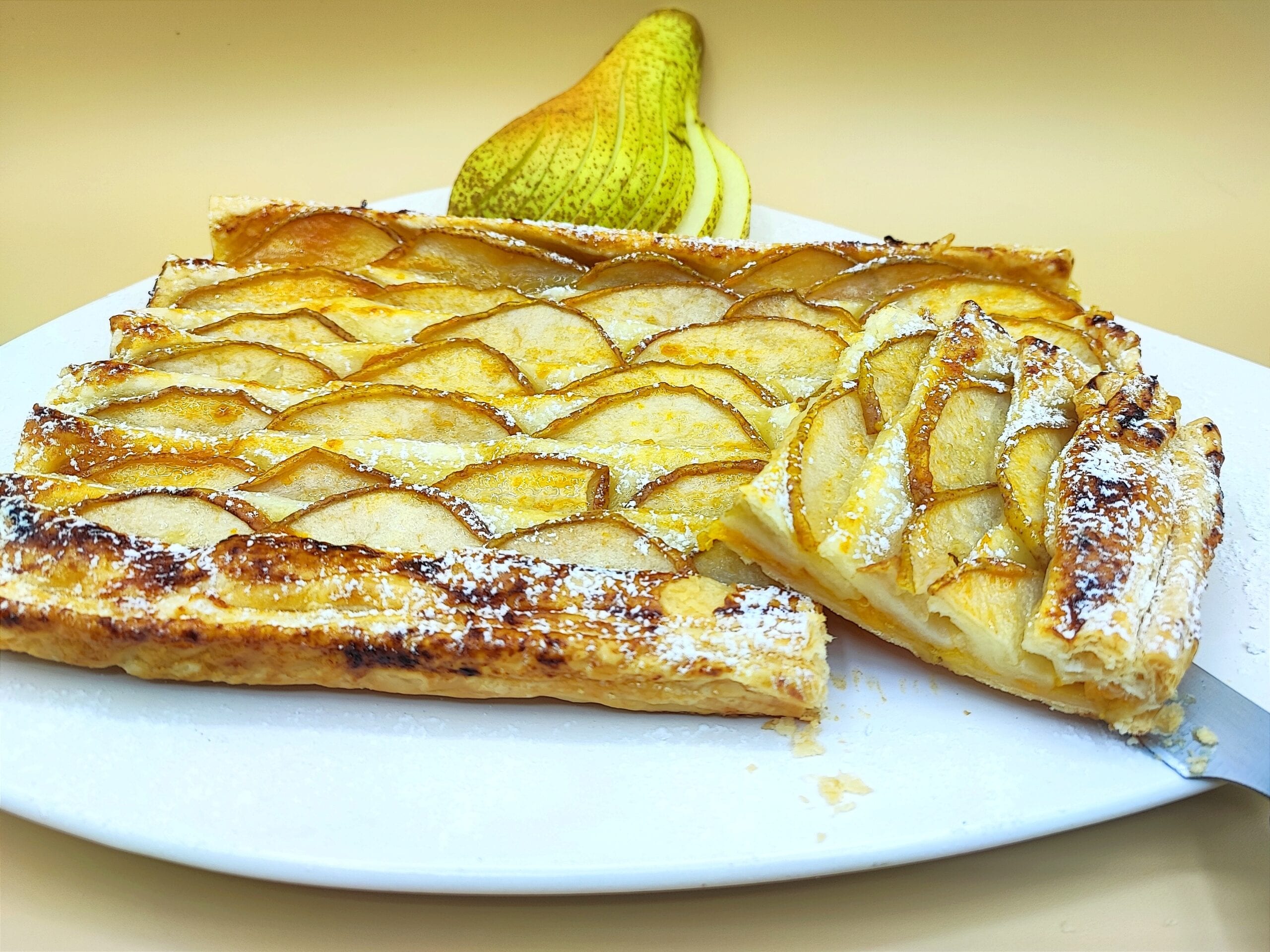 Gâteau feuilleté aux poires et confiture