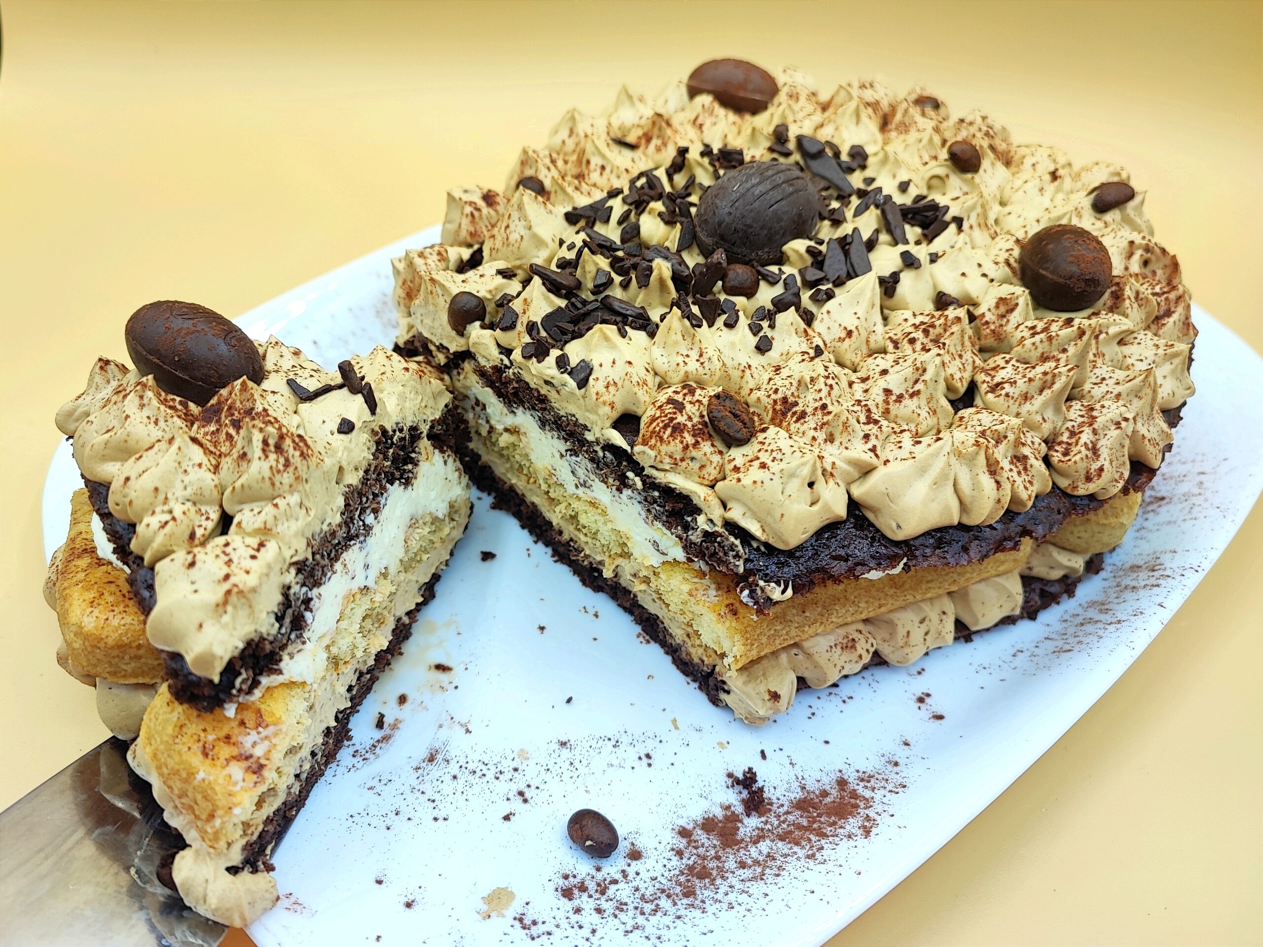 Gâteau œuf de Pâques avec crème au café et boudoirs