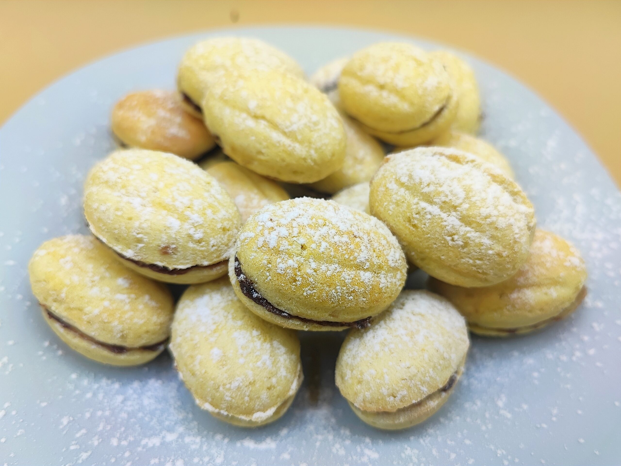 Noix sucrées farcies avec crème au chocolat et noix