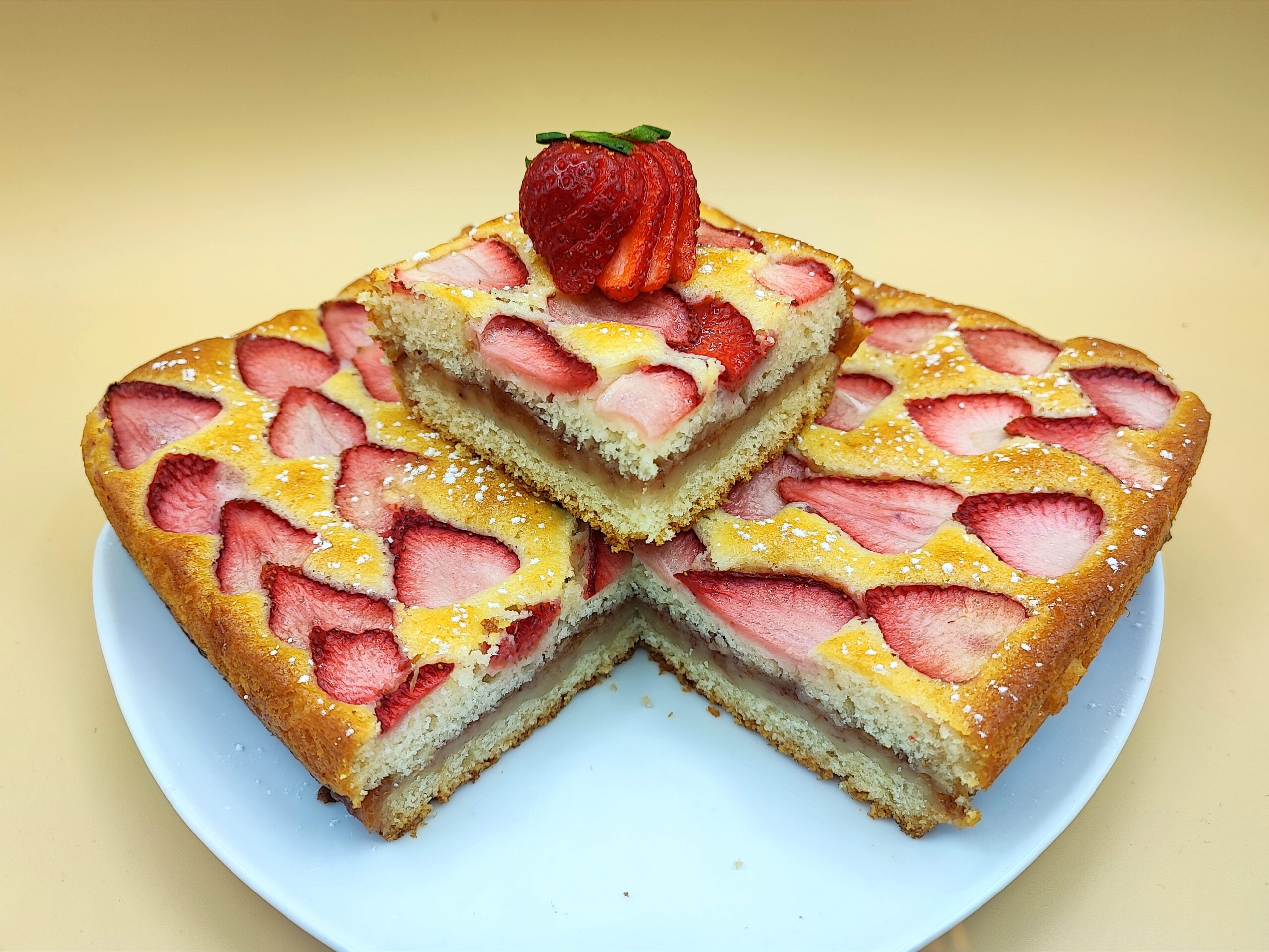 Gâteau versé à la confiture et aux fraises sans œufs