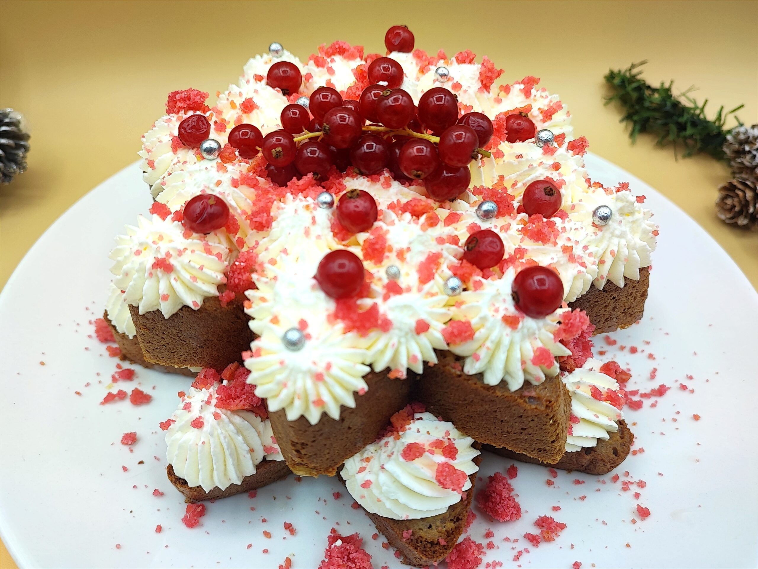 Étoile de pandoro avec amaretti aux fruits des bois