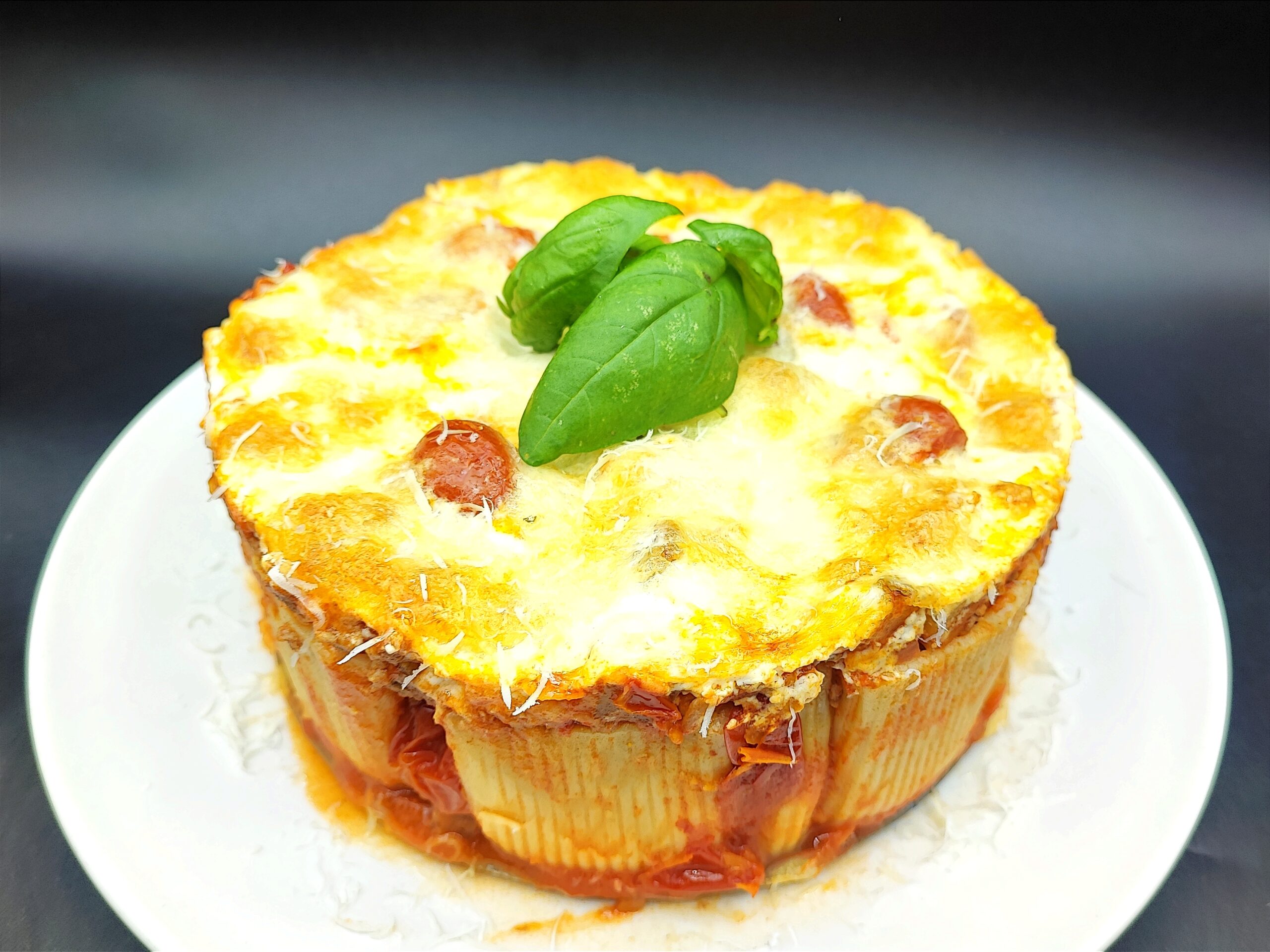 Gâteau de paccheri au four avec le ragoût